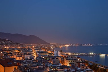 Gece İtalyan şehri deniz kenarı