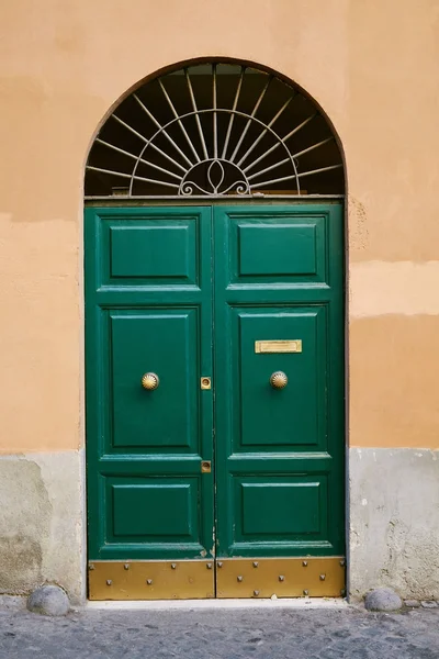 Antigua puerta verde en Roma —  Fotos de Stock