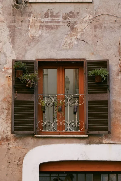 Gamla fönster i området Trastevere i Rom — Stockfoto