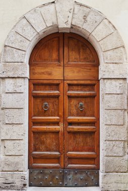 Roma kahverengi ahşap kapı