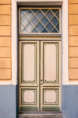 Eski ahşap kapı Tallinn, Estonya