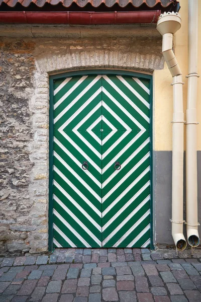 Puerta en rayas verdes y blancas en Tallin —  Fotos de Stock