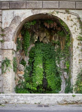 Cave near Terrazza del Pincio
