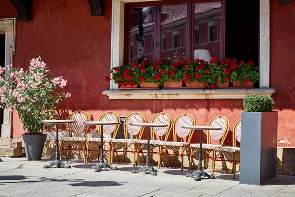 Europeiska vintage sommarcafé utan människor — Stockfoto