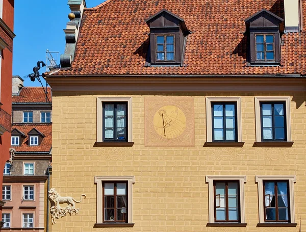 Sundial in the historic center of the center of Warsaw — Stock Photo, Image