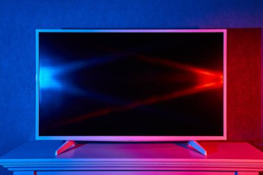 Bir flat Tv kırmızı ve mavi renklerle yaktı