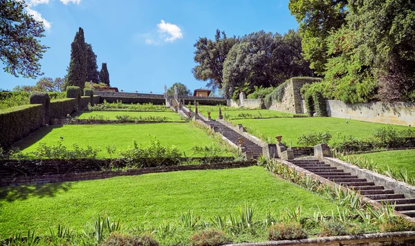 Grön gräsmatta i trädgården av Bardini i Florens — Stockfoto