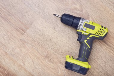 Ahşap arka plan üzerinde vida silah