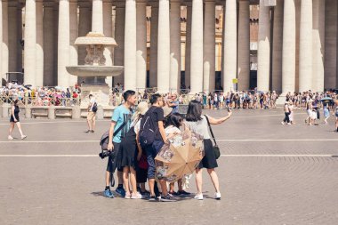 Asya turist bir grup yapmak selfie yanına Vatikan alanında 