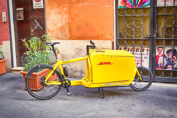 Bicicleta da empresa de entrega - DHL nas ruas italianas 4 de agosto, 2 — Fotografia de Stock