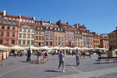 Varşova, Polonya - 16 Ağustos 2017: Varşova 'daki Old Town Market Square (Rynek Starego Miasta). Turistler fotoğraf çeker.