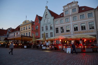 Tallinn, Estonya - 7 Haziran 2017: Eski Tallinn kentinde sabahın erken saatlerinde boş cadde