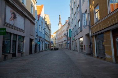 Tallinn, Estonya - 7 Haziran 2017: Eski Tallinn kentinde sabahın erken saatlerinde boş cadde