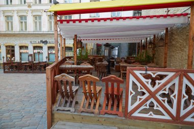 Tallinn, Estonya - 7 Haziran 2017: Eski Tallinn kentinde sabahın erken saatlerinde boş cadde