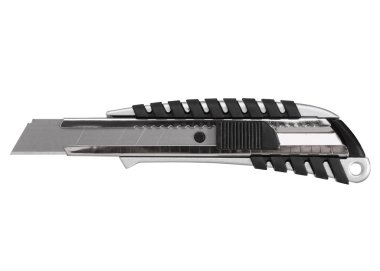 Metal kırtasiye bıçağı ve beyaz arka planda izole edilmiş bir bıçak.