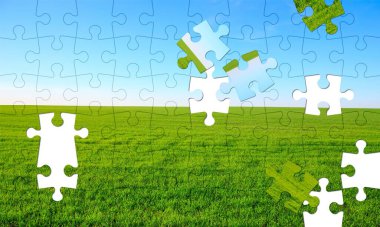 Arka grubunda yeşil çimenler ve mavi gökyüzü olan boş bir tarlanın çeşitli yapbozu.