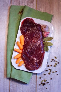 ahşap arka planda havuç ile taze et sığır eti