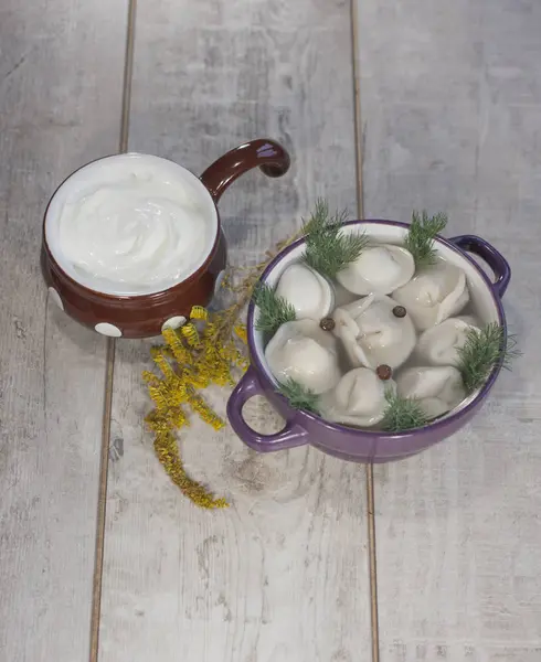 et suyu ve ekşi krema ile Rus köfte