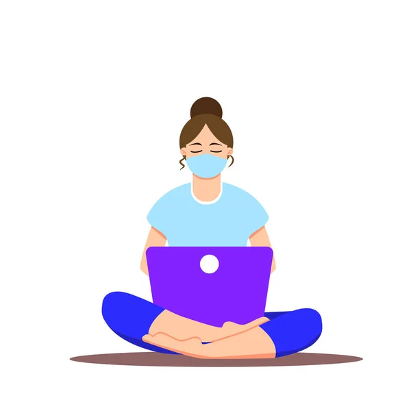 Nilüfer pozisyonunda dizüstü bilgisayarı olan bir kız. Defterde çalışan genç bir kadın, ders çalışıyor, internette geziniyor, sohbet ediyor, blog yazıyor. Coronavirus (COVID-19) salgını sırasında sosyal mesafeler. Evde kal.