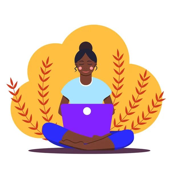 Lotus pozisyonunda dizüstü bilgisayarı olan Afrikalı bir kız. Defterde çalışan genç bir kadın, ders çalışıyor, internette geziniyor, sohbet ediyor, blog yazıyor. Çevrimiçi eğitim ya da serbest eğitim. Evde kal. Sosyal uzaklık