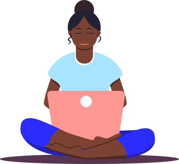 Lotus pozisyonunda dizüstü bilgisayarı olan Afrikalı bir kız. Defterde çalışan genç bir kadın, ders çalışıyor, internette geziniyor, sohbet ediyor, blog yazıyor. Çevrimiçi eğitim ya da serbest eğitim. Evde kal. Sosyal uzaklık
