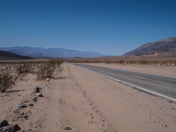 驾车穿越死亡谷的沙漠 — 图库照片