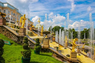 Pertergof veya Peterhof Grand art arda sıralı