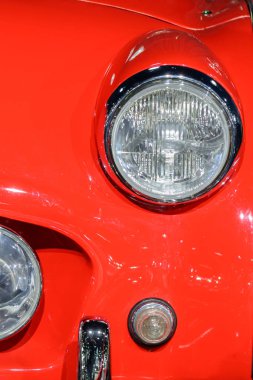 Işık kırmızı araba closeup. Güzel modern kırmızı araba farlar