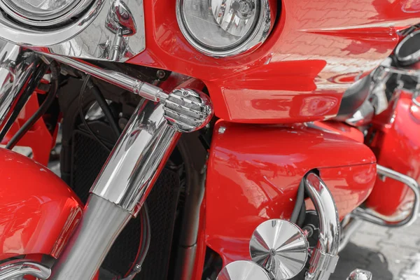 Kırmızı motosiklet closeup. Güzel modern kırmızı motosiklet headl