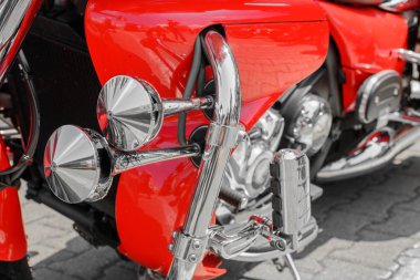 Kırmızı motosiklet closeup. Güzel modern kırmızı motosiklet headl
