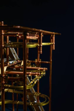 Dikey Görünüm metalik mekanizması ile. Metalik top Dow inişli çıkışlı