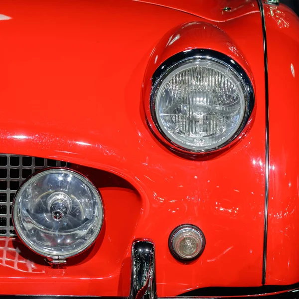 Fechar a luz no carro vermelho. Belos faróis de carro vermelho moderno — Fotografia de Stock