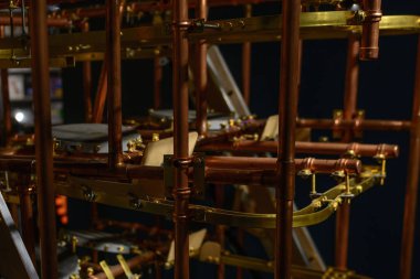 Metalik mekanizmayla yatay görünüm. Metalik top haddeleme d