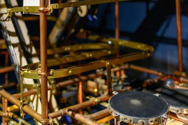 Spot sistem metal çubuklarla. Mekanizma ve teknik eşke