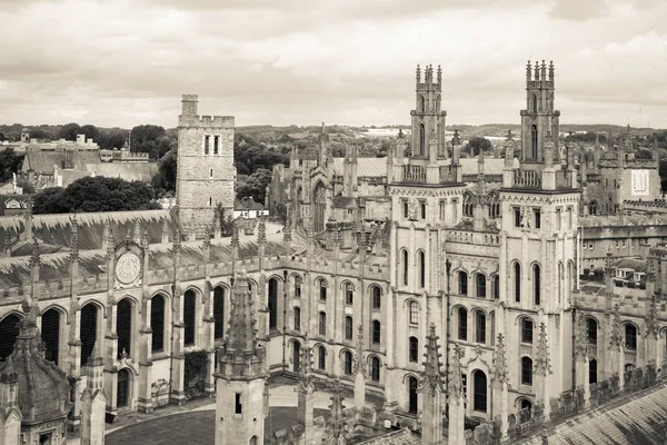 オール ソウルズ カレッジ、オックスフォード大学、オックスフォード大学、英国。白黒 — ストック写真
