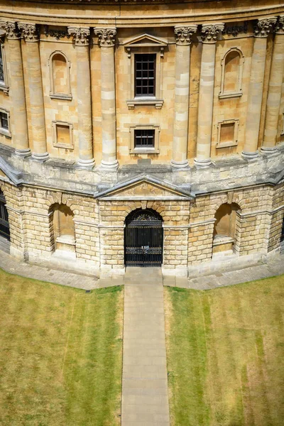 Участь Оксфордського університету з входом. Вертикальні подання вистрілив у — стокове фото