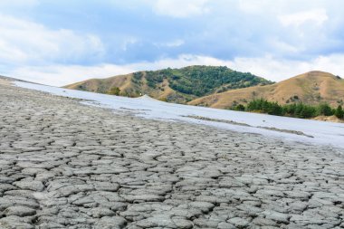 Kırık yamaç çamur volkan ve bulutlu gökyüzü. Kuru topraklarda natur