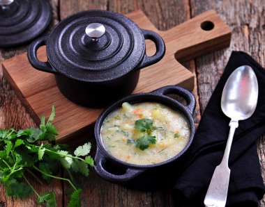 Patates, havuç, sarımsak, dereotu ve kişniş ile Mısır ezmesi kalın çorbası