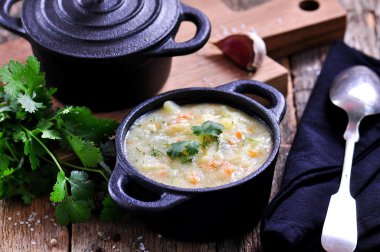 Patates, havuç, sarımsak, dereotu ve kişniş ile Mısır ezmesi kalın çorbası