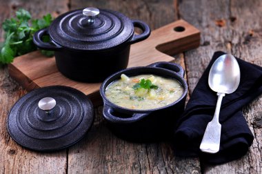 Patates, havuç, sarımsak, dereotu ve kişniş ile Mısır ezmesi kalın çorbası