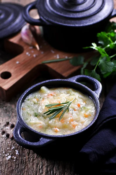 Толстый суп из кукурузной крупы с картошкой, морковью, чесноком, укропом и кориандром — стоковое фото