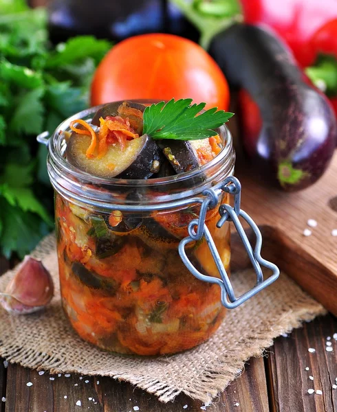 Aubergines confites avec oignons, carottes, tomates, ail et céleri . — Photo