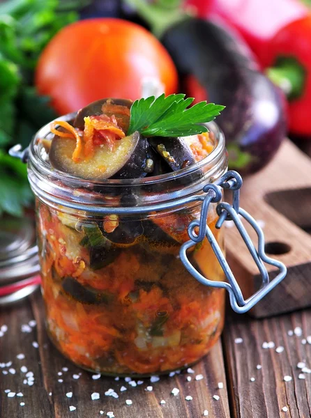 Aubergines confites avec oignons, carottes, tomates, ail et céleri . — Photo