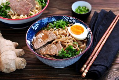 Soba ve ramen noodle, sığır eti, zencefil, yeşil soğan ve yumurta çorbası.