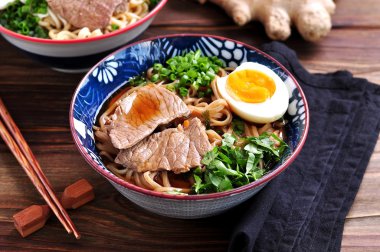 Soba ve ramen noodle, sığır eti, zencefil, yeşil soğan ve yumurta çorbası.