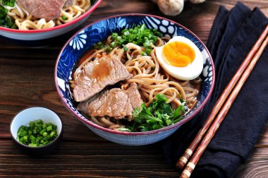 Soba ve ramen noodle, sığır eti, zencefil, yeşil soğan ve yumurta çorbası.