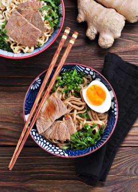Soba ve ramen noodle, sığır eti, zencefil, yeşil soğan ve yumurta çorbası.