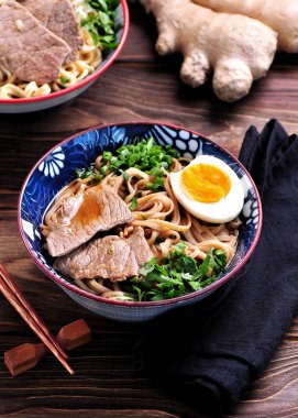 Soba ve ramen noodle, sığır eti, zencefil, yeşil soğan ve yumurta çorbası.