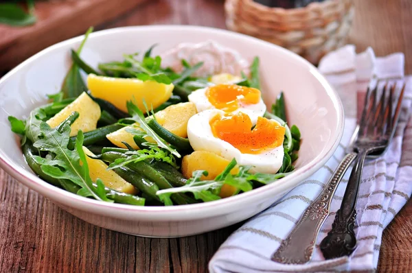 Salată de legume cu fasole verde, cartofi, arugula, ouă și ulei de măsline. Stilul vintage . — Fotografie, imagine de stoc