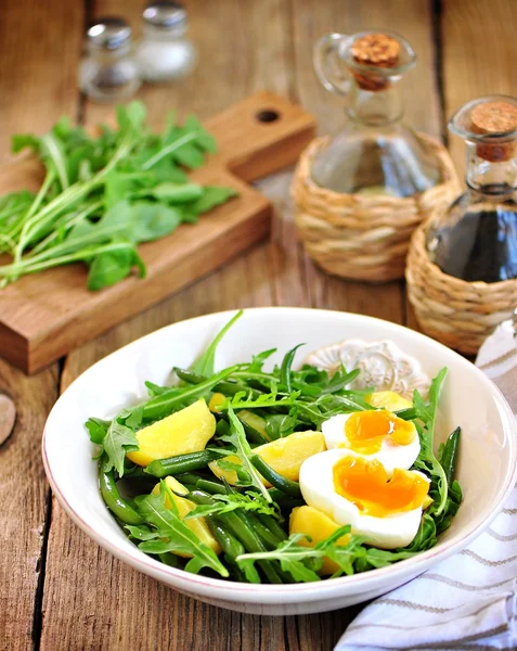 Salată de legume cu fasole verde, cartofi, arugula, ouă și ulei de măsline. Stilul vintage . — Fotografie, imagine de stoc